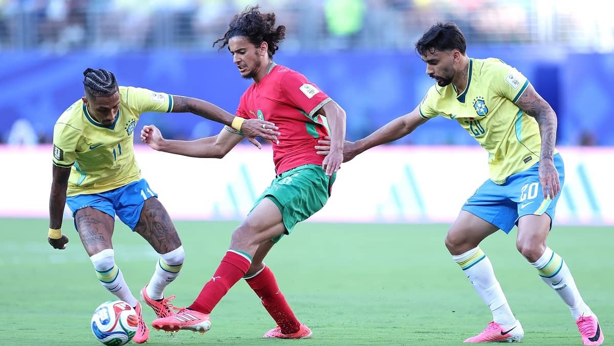 Ayyoub Bouaddi không hề e sợ trước dàn sao ĐT Brazil.