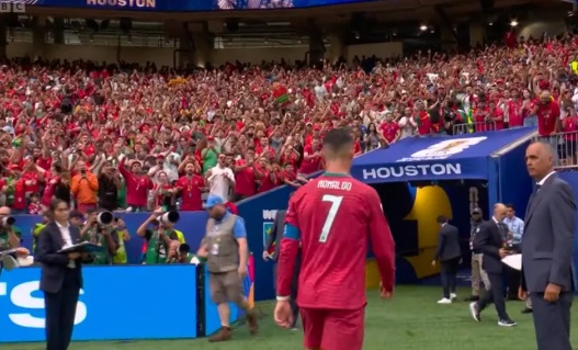 Ronaldo bỏ vào đường hầm 1 mình ngay khi trận đấu khép lại.