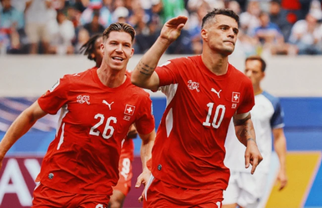 Xhaka ghi bàn trên chấm 11m.