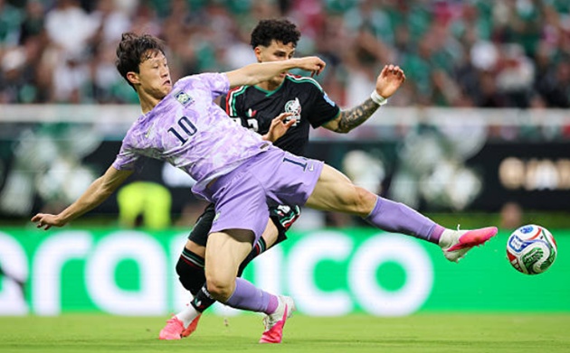 Lee Jae-sung - 6.3 điểm: Dù là một cầu thủ dày dạn kinh nghiệm nhưng đây rõ ràng không phải là trận đấu của anh. Jae-sung gần như bị lạc lõng giữa hệ thống phòng ngự của đối phương.