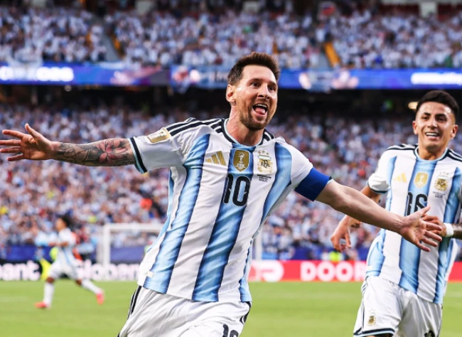 Messi lập cú hattrick ấn tượng.