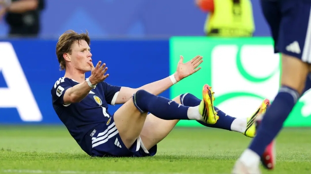 Ảnh bài viết Chuyên gia đòi 11m cho McTominay, riêng Roy Keane chê ăn vạ