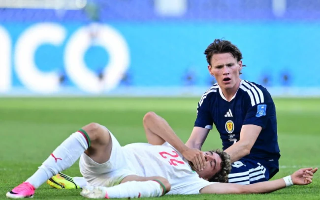 Ảnh bài viết Neil El Aynaoui đổ máu sau pha va chạm với McTominay