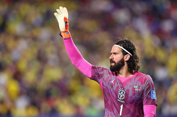 Alisson Becker (7.8): Một trận đấu khá nhàn nhã đối với thủ thành đang khoác áo Liverpool. Anh không phải đối mặt với quá nhiều áp lực nhưng vẫn duy trì sự tập trung cao độ, có một vài tình huống cứu thua kịp thời và điều phối bóng lên tuyến trên rất ổn định.

Douglas Santos (7.2): Hậu vệ trái này chơi tròn vai khi chủ yếu tập trung vào việc bọc lót phía sau Vinicius Junior. Dù phải nhận một thẻ vàng, anh vẫn hoàn thành nhiệm vụ ngăn chặn các đợt leo biên của đối thủ, giúp cánh trái của Brazil trở nên bất khả xâm phạm.

Gabriel (7.6): Phối hợp ăn ý cùng Marquinhos để tạo nên một bức tường vững chãi trước khung thành Alisson. Gabriel cho thấy sự thông minh trong việc chọn vị trí và là người có số lần chạm bóng nhiều nhất trận, đóng vai trò quan trọng trong việc triển khai bóng từ sân nhà.

Marquinhos (7.6): Trung vệ đội trưởng thi đấu điềm tĩnh và chắc chắn. Anh thực hiện nhiều pha đánh chặn quan trọng, dập tắt các nỗ lực phản công của Haiti ngay từ khi mới bắt đầu và luôn chiếm ưu thế trong các pha tranh chấp tay đôi.

Danilo (7.3): Đảm nhiệm tốt vai trò bên hành lang cánh phải. Anh duy trì sự kỷ luật trong phòng ngự, giữ cự ly đội hình tốt và hỗ trợ hiệu quả cho các đợt lên bóng ở biên, đảm bảo sự an toàn cần thiết cho hệ thống phòng ngự.

Casemiro (7.6): Giữ vai trò mỏ neo nơi tuyến giữa, Casemiro điều tiết nhịp độ trận đấu một cách nhịp nhàng. Anh là tấm lá chắn hiệu quả trước hàng phòng ngự, đồng thời nỗ lực thực hiện các đường chuyền dài để chuyển đổi trạng thái tấn công nhanh chóng.

Bruno Guimaraes (7.2): Hoạt động năng nổ ở khu vực giữa sân với khối lượng công việc lớn. Tiền vệ thuộc biên chế Newcastle không ngại va chạm, thu hồi bóng hiệu quả và có nhiều đường chuyền sáng nước, kết nối tốt giữa các tuyến của Selecao.

Lucas Paqueta (7.8): Một trong những cầu thủ chơi hay nhất ở hàng tiền vệ. Paqueta thể hiện khả năng sáng tạo tuyệt vời với đường kiến tạo tinh tế cho Vinicius ghi bàn. Anh là mắt xích không thể thiếu trong các tình huống phối hợp nhóm nhỏ và tấn công trung lộ.

Raphinha (6.2): Thi đấu đầy năng lượng trong khoảng 35 phút đầu trận và suýt chút nữa có được bàn thắng nếu không bị từ chối bởi lỗi việt vị. Đáng tiếc, chấn thương gân kheo buộc anh phải rời sân sớm, ảnh hưởng lớn đến điểm số cá nhân.

Matheus Cunha (8.5): Cầu thủ xuất sắc nhất trận đấu. Cunha cho thấy sự nhạy bén trong vòng cấm với hai bàn thắng quan trọng trong hiệp một. Sự càn lướt và khả năng dứt điểm đa dạng của anh đã khiến hàng thủ Haiti có một ngày làm việc vô cùng vất vả.

Vinicius Junior (8.2): Ngôi sao của Real Madrid tiếp tục duy trì phong độ đỉnh cao. Anh tham gia vào tình huống dẫn đến bàn mở tỷ số, kiến tạo bàn thứ hai và trực tiếp ghi bàn thắng thứ ba. Tốc độ và kỹ thuật của Vinicius là cơn ác mộng thường trực với đối phương.