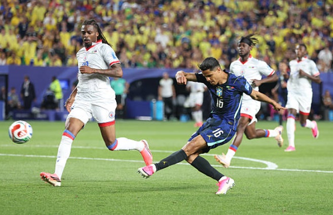 Douglas Santos (7.2): Hậu vệ trái này chơi tròn vai khi chủ yếu tập trung vào việc bọc lót phía sau Vinicius Junior. Dù phải nhận một thẻ vàng, anh vẫn hoàn thành nhiệm vụ ngăn chặn các đợt leo biên của đối thủ, giúp cánh trái của Brazil trở nên bất khả xâm phạm.

Gabriel (7.6): Phối hợp ăn ý cùng Marquinhos để tạo nên một bức tường vững chãi trước khung thành Alisson. Gabriel cho thấy sự thông minh trong việc chọn vị trí và là người có số lần chạm bóng nhiều nhất trận, đóng vai trò quan trọng trong việc triển khai bóng từ sân nhà.

Marquinhos (7.6): Trung vệ đội trưởng thi đấu điềm tĩnh và chắc chắn. Anh thực hiện nhiều pha đánh chặn quan trọng, dập tắt các nỗ lực phản công của Haiti ngay từ khi mới bắt đầu và luôn chiếm ưu thế trong các pha tranh chấp tay đôi.

Danilo (7.3): Đảm nhiệm tốt vai trò bên hành lang cánh phải. Anh duy trì sự kỷ luật trong phòng ngự, giữ cự ly đội hình tốt và hỗ trợ hiệu quả cho các đợt lên bóng ở biên, đảm bảo sự an toàn cần thiết cho hệ thống phòng ngự.

Casemiro (7.6): Giữ vai trò mỏ neo nơi tuyến giữa, Casemiro điều tiết nhịp độ trận đấu một cách nhịp nhàng. Anh là tấm lá chắn hiệu quả trước hàng phòng ngự, đồng thời nỗ lực thực hiện các đường chuyền dài để chuyển đổi trạng thái tấn công nhanh chóng.

Bruno Guimaraes (7.2): Hoạt động năng nổ ở khu vực giữa sân với khối lượng công việc lớn. Tiền vệ thuộc biên chế Newcastle không ngại va chạm, thu hồi bóng hiệu quả và có nhiều đường chuyền sáng nước, kết nối tốt giữa các tuyến của Selecao.

Lucas Paqueta (7.8): Một trong những cầu thủ chơi hay nhất ở hàng tiền vệ. Paqueta thể hiện khả năng sáng tạo tuyệt vời với đường kiến tạo tinh tế cho Vinicius ghi bàn. Anh là mắt xích không thể thiếu trong các tình huống phối hợp nhóm nhỏ và tấn công trung lộ.

Raphinha (6.2): Thi đấu đầy năng lượng trong khoảng 35 phút đầu trận và suýt chút nữa có được bàn thắng nếu không bị từ chối bởi lỗi việt vị. Đáng tiếc, chấn thương gân kheo buộc anh phải rời sân sớm, ảnh hưởng lớn đến điểm số cá nhân.

Matheus Cunha (8.5): Cầu thủ xuất sắc nhất trận đấu. Cunha cho thấy sự nhạy bén trong vòng cấm với hai bàn thắng quan trọng trong hiệp một. Sự càn lướt và khả năng dứt điểm đa dạng của anh đã khiến hàng thủ Haiti có một ngày làm việc vô cùng vất vả.

Vinicius Junior (8.2): Ngôi sao của Real Madrid tiếp tục duy trì phong độ đỉnh cao. Anh tham gia vào tình huống dẫn đến bàn mở tỷ số, kiến tạo bàn thứ hai và trực tiếp ghi bàn thắng thứ ba. Tốc độ và kỹ thuật của Vinicius là cơn ác mộng thường trực với đối phương.