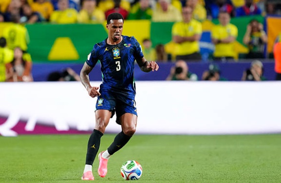 Gabriel (7.6): Phối hợp ăn ý cùng Marquinhos để tạo nên một bức tường vững chãi trước khung thành Alisson. Gabriel cho thấy sự thông minh trong việc chọn vị trí và là người có số lần chạm bóng nhiều nhất trận, đóng vai trò quan trọng trong việc triển khai bóng từ sân nhà.

Marquinhos (7.6): Trung vệ đội trưởng thi đấu điềm tĩnh và chắc chắn. Anh thực hiện nhiều pha đánh chặn quan trọng, dập tắt các nỗ lực phản công của Haiti ngay từ khi mới bắt đầu và luôn chiếm ưu thế trong các pha tranh chấp tay đôi.

Danilo (7.3): Đảm nhiệm tốt vai trò bên hành lang cánh phải. Anh duy trì sự kỷ luật trong phòng ngự, giữ cự ly đội hình tốt và hỗ trợ hiệu quả cho các đợt lên bóng ở biên, đảm bảo sự an toàn cần thiết cho hệ thống phòng ngự.

Casemiro (7.6): Giữ vai trò mỏ neo nơi tuyến giữa, Casemiro điều tiết nhịp độ trận đấu một cách nhịp nhàng. Anh là tấm lá chắn hiệu quả trước hàng phòng ngự, đồng thời nỗ lực thực hiện các đường chuyền dài để chuyển đổi trạng thái tấn công nhanh chóng.

Bruno Guimaraes (7.2): Hoạt động năng nổ ở khu vực giữa sân với khối lượng công việc lớn. Tiền vệ thuộc biên chế Newcastle không ngại va chạm, thu hồi bóng hiệu quả và có nhiều đường chuyền sáng nước, kết nối tốt giữa các tuyến của Selecao.

Lucas Paqueta (7.8): Một trong những cầu thủ chơi hay nhất ở hàng tiền vệ. Paqueta thể hiện khả năng sáng tạo tuyệt vời với đường kiến tạo tinh tế cho Vinicius ghi bàn. Anh là mắt xích không thể thiếu trong các tình huống phối hợp nhóm nhỏ và tấn công trung lộ.

Raphinha (6.2): Thi đấu đầy năng lượng trong khoảng 35 phút đầu trận và suýt chút nữa có được bàn thắng nếu không bị từ chối bởi lỗi việt vị. Đáng tiếc, chấn thương gân kheo buộc anh phải rời sân sớm, ảnh hưởng lớn đến điểm số cá nhân.

Matheus Cunha (8.5): Cầu thủ xuất sắc nhất trận đấu. Cunha cho thấy sự nhạy bén trong vòng cấm với hai bàn thắng quan trọng trong hiệp một. Sự càn lướt và khả năng dứt điểm đa dạng của anh đã khiến hàng thủ Haiti có một ngày làm việc vô cùng vất vả.

Vinicius Junior (8.2): Ngôi sao của Real Madrid tiếp tục duy trì phong độ đỉnh cao. Anh tham gia vào tình huống dẫn đến bàn mở tỷ số, kiến tạo bàn thứ hai và trực tiếp ghi bàn thắng thứ ba. Tốc độ và kỹ thuật của Vinicius là cơn ác mộng thường trực với đối phương.