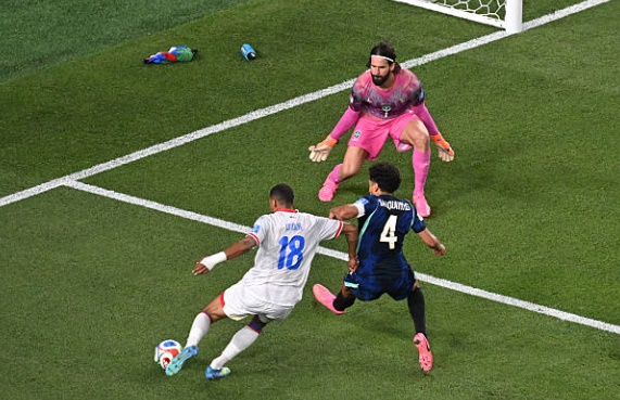 Marquinhos (7.6): Trung vệ đội trưởng thi đấu điềm tĩnh và chắc chắn. Anh thực hiện nhiều pha đánh chặn quan trọng, dập tắt các nỗ lực phản công của Haiti ngay từ khi mới bắt đầu và luôn chiếm ưu thế trong các pha tranh chấp tay đôi.

Danilo (7.3): Đảm nhiệm tốt vai trò bên hành lang cánh phải. Anh duy trì sự kỷ luật trong phòng ngự, giữ cự ly đội hình tốt và hỗ trợ hiệu quả cho các đợt lên bóng ở biên, đảm bảo sự an toàn cần thiết cho hệ thống phòng ngự.

Casemiro (7.6): Giữ vai trò mỏ neo nơi tuyến giữa, Casemiro điều tiết nhịp độ trận đấu một cách nhịp nhàng. Anh là tấm lá chắn hiệu quả trước hàng phòng ngự, đồng thời nỗ lực thực hiện các đường chuyền dài để chuyển đổi trạng thái tấn công nhanh chóng.

Bruno Guimaraes (7.2): Hoạt động năng nổ ở khu vực giữa sân với khối lượng công việc lớn. Tiền vệ thuộc biên chế Newcastle không ngại va chạm, thu hồi bóng hiệu quả và có nhiều đường chuyền sáng nước, kết nối tốt giữa các tuyến của Selecao.

Lucas Paqueta (7.8): Một trong những cầu thủ chơi hay nhất ở hàng tiền vệ. Paqueta thể hiện khả năng sáng tạo tuyệt vời với đường kiến tạo tinh tế cho Vinicius ghi bàn. Anh là mắt xích không thể thiếu trong các tình huống phối hợp nhóm nhỏ và tấn công trung lộ.

Raphinha (6.2): Thi đấu đầy năng lượng trong khoảng 35 phút đầu trận và suýt chút nữa có được bàn thắng nếu không bị từ chối bởi lỗi việt vị. Đáng tiếc, chấn thương gân kheo buộc anh phải rời sân sớm, ảnh hưởng lớn đến điểm số cá nhân.

Matheus Cunha (8.5): Cầu thủ xuất sắc nhất trận đấu. Cunha cho thấy sự nhạy bén trong vòng cấm với hai bàn thắng quan trọng trong hiệp một. Sự càn lướt và khả năng dứt điểm đa dạng của anh đã khiến hàng thủ Haiti có một ngày làm việc vô cùng vất vả.

Vinicius Junior (8.2): Ngôi sao của Real Madrid tiếp tục duy trì phong độ đỉnh cao. Anh tham gia vào tình huống dẫn đến bàn mở tỷ số, kiến tạo bàn thứ hai và trực tiếp ghi bàn thắng thứ ba. Tốc độ và kỹ thuật của Vinicius là cơn ác mộng thường trực với đối phương.