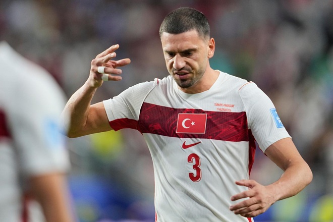 Trung vệ: Merih Demiral - 6.5 điểm. Một trận đấu nhàn hạ về mặt phòng ngự khi Paraguay chỉ chơi với 10 người trong hiệp hai. Tuy nhiên, anh không đóng góp được nhiều trong các tình huống tham gia không chiến khi lên hỗ trợ tấn công từ các quả phạt góc.