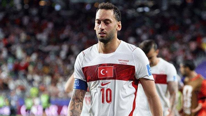 Tiền vệ trung tâm: Hakan Calhanoglu - 6,6 điểm. Đội trưởng Thổ Nhĩ Kỳ nỗ lực điều tiết lối chơi và thực hiện một số cú sút xa sở trường. Tuy nhiên, trong một ngày mà hệ thống phòng ngự đối phương chơi quá kín kẽ, Calhanoglu đã không thể làm gì hơn.