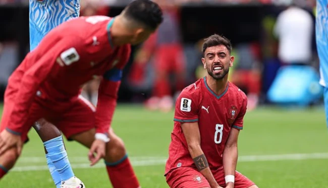 Tình huống bỏ lỡ đáng tiếc của Ronaldo và biểu cảm từ Fernandes.