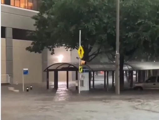 Mưa lớn khiến đường phố Dallas ngập nghiêm trọng.