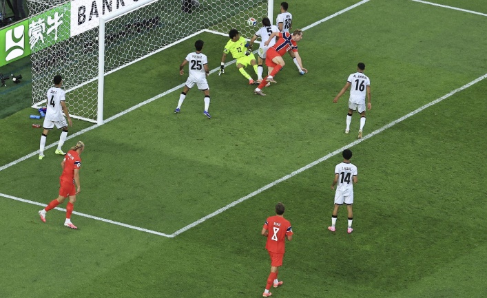 Na Uy buộc đối phương phản lưới nhà trong trận đấu ra quân World Cup gặp Iraq.