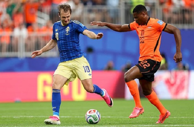 Denzel Dumfries (9.0): Có một trận đấu thăng hoa. Sở hữu 2 kiến tạo đẳng cấp cùng hàng loạt quả căng ngang chất lượng cao xé toạc hàng thủ đối phương.

Virgil van Dijk (7.0): Thể hiện đẳng cấp thủ lĩnh ở trung tâm hàng thủ. Không chiến mạnh mẽ và chỉ huy tốt tuyến dưới trước sức ép đáng kể từ đối thủ.

Jan Paul van Hecke (7.0): Phòng ngự tỉnh táo và bọc lót tốt cho các đồng đội. Có tình huống cản phá xuất sắc quả tạt nguy hiểm của Elanga ở hiệp hai.

Micky van de Ven (6.5): Chơi tròn vai ở vị trí hậu vệ trái, tuy nhiên gặp đôi chút khó khăn trước tốc độ và sự lắt léo của Elanga trong hiệp hai.

Ryan Gravenberch (7.0): Kiểm soát khu trung tuyến hiệu quả nhờ khả năng thoát pressing tốt, mở ra không gian tấn công và khiến đối phương phải phạm lỗi nhận thẻ.

Frenkie de Jong (7.5): Ông chủ tuyến giữa với khả năng cầm nhịp, phân phối bóng đỉnh cao và trực tiếp cướp bóng mở ra cơ hội ngon ăn cho Malen.

Tijjani Reijnders (7.0): Khởi đầu thanh thoát, tham gia vào tình huống luân chuyển bóng dẫn đến bàn mở tỷ số của Brobbey, trước khi rời sân ở hiệp hai.

Donyell Malen (6.5): Thi đấu năng nổ bên hành lang cánh, phối hợp tốt với Dumfries nhưng bỏ lỡ một cơ hội dứt điểm khá đáng tiếc trước vòng cấm.

Brian Brobbey (9.5): Thay đổi mang tính bước ngoặt của Koeman. Lập cú đúp lịch sử chỉ trong 17 phút đầu trận bằng khả năng tỳ đè và chọn vị trí săn bàn thượng hạng.

Cody Gakpo (9.5): Trận đấu bùng nổ rực rỡ với 2 bàn thắng và 1 kiến tạo. Gakpo chứng minh duyên ghi bàn đáng nể tại các giải đấu lớn.