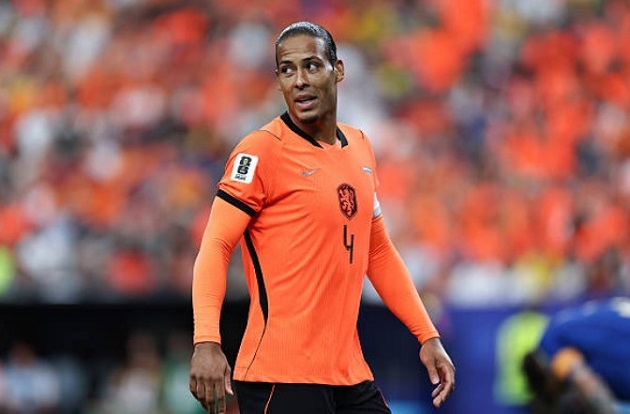 Virgil van Dijk (7.0): Thể hiện đẳng cấp thủ lĩnh ở trung tâm hàng thủ. Không chiến mạnh mẽ và chỉ huy tốt tuyến dưới trước sức ép đáng kể từ đối thủ.

Jan Paul van Hecke (7.0): Phòng ngự tỉnh táo và bọc lót tốt cho các đồng đội. Có tình huống cản phá xuất sắc quả tạt nguy hiểm của Elanga ở hiệp hai.

Micky van de Ven (6.5): Chơi tròn vai ở vị trí hậu vệ trái, tuy nhiên gặp đôi chút khó khăn trước tốc độ và sự lắt léo của Elanga trong hiệp hai.

Ryan Gravenberch (7.0): Kiểm soát khu trung tuyến hiệu quả nhờ khả năng thoát pressing tốt, mở ra không gian tấn công và khiến đối phương phải phạm lỗi nhận thẻ.

Frenkie de Jong (7.5): Ông chủ tuyến giữa với khả năng cầm nhịp, phân phối bóng đỉnh cao và trực tiếp cướp bóng mở ra cơ hội ngon ăn cho Malen.

Tijjani Reijnders (7.0): Khởi đầu thanh thoát, tham gia vào tình huống luân chuyển bóng dẫn đến bàn mở tỷ số của Brobbey, trước khi rời sân ở hiệp hai.

Donyell Malen (6.5): Thi đấu năng nổ bên hành lang cánh, phối hợp tốt với Dumfries nhưng bỏ lỡ một cơ hội dứt điểm khá đáng tiếc trước vòng cấm.

Brian Brobbey (9.5): Thay đổi mang tính bước ngoặt của Koeman. Lập cú đúp lịch sử chỉ trong 17 phút đầu trận bằng khả năng tỳ đè và chọn vị trí săn bàn thượng hạng.

Cody Gakpo (9.5): Trận đấu bùng nổ rực rỡ với 2 bàn thắng và 1 kiến tạo. Gakpo chứng minh duyên ghi bàn đáng nể tại các giải đấu lớn.