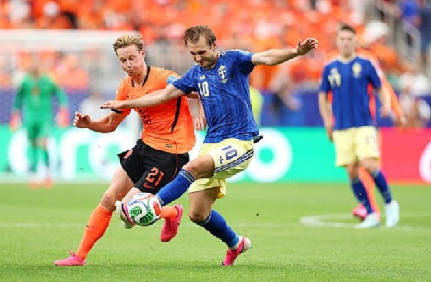Frenkie de Jong (7.5): Ông chủ tuyến giữa với khả năng cầm nhịp, phân phối bóng đỉnh cao và trực tiếp cướp bóng mở ra cơ hội ngon ăn cho Malen.

Tijjani Reijnders (7.0): Khởi đầu thanh thoát, tham gia vào tình huống luân chuyển bóng dẫn đến bàn mở tỷ số của Brobbey, trước khi rời sân ở hiệp hai.

Donyell Malen (6.5): Thi đấu năng nổ bên hành lang cánh, phối hợp tốt với Dumfries nhưng bỏ lỡ một cơ hội dứt điểm khá đáng tiếc trước vòng cấm.

Brian Brobbey (9.5): Thay đổi mang tính bước ngoặt của Koeman. Lập cú đúp lịch sử chỉ trong 17 phút đầu trận bằng khả năng tỳ đè và chọn vị trí săn bàn thượng hạng.

Cody Gakpo (9.5): Trận đấu bùng nổ rực rỡ với 2 bàn thắng và 1 kiến tạo. Gakpo chứng minh duyên ghi bàn đáng nể tại các giải đấu lớn.