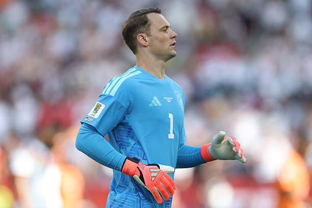Manuel Neuer (7): Việc thủ môn kỳ cựu này được lựa chọn tiếp tục gây tranh cãi, tuy nhiên, thực tế anh không thể làm gì nhiều ở bàn thua đầu tiên của tuyển Đức và đã chơi ổn định trong phần còn lại của trận đấu.

Joshua Kimmich (7.1): Ngay từ đầu trận, anh đã tạt một đường bóng tuyệt đẹp cho Havertz. Dù có thời điểm gặp khó khăn khi chạm trán Diomande trong hiệp một, anh cải thiện đáng kể sau giờ nghỉ để bảo vệ hành lang cánh.

Jonathan Tah (7.1): Anh đã nỗ lực hỗ trợ Kimmich đối phó với sức mạnh của Diomande và thể hiện khả năng điều phối bóng rất tự tin từ tuyến dưới.

Nico Schlotterbeck (5.9): Dù bị bong gân mắt cá chân, anh vẫn cố gắng thi đấu hết hiệp một. Tuy nhiên, chấn thương rõ ràng đã ảnh hưởng đến khả năng di chuyển và chuyền bóng, dẫn đến việc cầu thủ này phải nhường chỗ cho Rudiger sau giờ nghỉ.

Nathaniel Brown (7.1): Có một pha cản phá xuất sắc trước đó để ngăn Diallo ghi bàn. Dù để Kessie ghi bàn khai thông thế bế tắc, nhưng nhìn chung đây là một màn trình diễn đầy cố gắng của hậu vệ này trước áp lực từ các ngôi sao đối phương.

Felix Nmecha (7.9): Cầu thủ xuất sắc nhất bên phía đội tuyển Đức. Nmecha thể hiện sự quyết tâm và nguồn năng lượng dồi dào trong việc giành lại bóng. Anh chính là người tung đường chuyền quyết định cho Undav ghi bàn thắng quý như vàng.

Florian Wirtz (7.1): Tiền vệ tấn công năng nổ nhất của Đức trong hiệp một với những pha xử lý bóng khéo léo. Dù vậy, hiệu quả cuối cùng trong các pha dứt điểm của Wirtz vẫn cần được cải thiện.

Jamal Musiala (6.5): Đức cần nhiều hơn từ cầu thủ dẫn dắt lối chơi mang áo số 10. Musiala gặp nhiều khó khăn trong việc tìm kiếm không gian và tạo ra tầm ảnh hưởng trước khi bị thay ra.



Leroy Sane (6.3/10): Một trận đấu mờ nhạt của cầu thủ chạy cánh này. Sane gần như không tạo ra được pha bóng đột biến nào đáng kể trong suốt 60 phút có mặt trên sân.

Aleksandar Pavlovic (6.3): Tưởng chừng đã có bàn mở tỷ số nhưng cú đánh đầu của anh bị từ chối do lỗi phạm lỗi với thủ môn Fofana. Pavlovic thi đấu ở mức tròn vai trước khi được thay thế bởi Nadiem Amiri.

Kai Havertz (6.6/10): Có một cú đánh đầu hiểm hóc bị thủ môn Fofana cản phá và một bàn thắng không được công nhận. Havertz thi đấu nỗ lực nhưng đang cảm nhận rõ áp lực cạnh tranh vị trí từ Deniz Undav.

Deniz Undav (8.2): Tiếp tục sắm vai "thần tài" khi ghi bàn chỉ sau 8 phút vào sân. Một cú dứt điểm điềm tĩnh, thể hiện bản năng sát thủ đáng kinh ngạc của tiền đạo này giúp tuyển Đức giành chiến thắng chung cuộc 2-1.

Chấm điểm tuyển Đức. Ảnh: BongDa.com.vn.