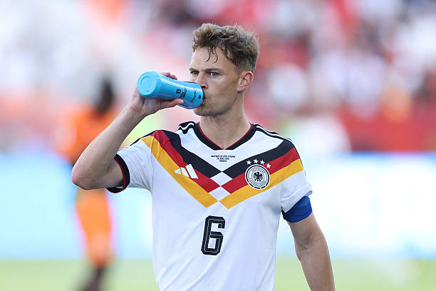 Joshua Kimmich (7.1): Ngay từ đầu trận, anh đã tạt một đường bóng tuyệt đẹp cho Havertz. Dù có thời điểm gặp khó khăn khi chạm trán Diomande trong hiệp một, anh cải thiện đáng kể sau giờ nghỉ để bảo vệ hành lang cánh.

Jonathan Tah (7.1): Anh đã nỗ lực hỗ trợ Kimmich đối phó với sức mạnh của Diomande và thể hiện khả năng điều phối bóng rất tự tin từ tuyến dưới.

Nico Schlotterbeck (5.9): Dù bị bong gân mắt cá chân, anh vẫn cố gắng thi đấu hết hiệp một. Tuy nhiên, chấn thương rõ ràng đã ảnh hưởng đến khả năng di chuyển và chuyền bóng, dẫn đến việc cầu thủ này phải nhường chỗ cho Rudiger sau giờ nghỉ.

Nathaniel Brown (7.1): Có một pha cản phá xuất sắc trước đó để ngăn Diallo ghi bàn. Dù để Kessie ghi bàn khai thông thế bế tắc, nhưng nhìn chung đây là một màn trình diễn đầy cố gắng của hậu vệ này trước áp lực từ các ngôi sao đối phương.

Felix Nmecha (7.9): Cầu thủ xuất sắc nhất bên phía đội tuyển Đức. Nmecha thể hiện sự quyết tâm và nguồn năng lượng dồi dào trong việc giành lại bóng. Anh chính là người tung đường chuyền quyết định cho Undav ghi bàn thắng quý như vàng.

Florian Wirtz (7.1): Tiền vệ tấn công năng nổ nhất của Đức trong hiệp một với những pha xử lý bóng khéo léo. Dù vậy, hiệu quả cuối cùng trong các pha dứt điểm của Wirtz vẫn cần được cải thiện.

Jamal Musiala (6.5): Đức cần nhiều hơn từ cầu thủ dẫn dắt lối chơi mang áo số 10. Musiala gặp nhiều khó khăn trong việc tìm kiếm không gian và tạo ra tầm ảnh hưởng trước khi bị thay ra.



Leroy Sane (6.3/10): Một trận đấu mờ nhạt của cầu thủ chạy cánh này. Sane gần như không tạo ra được pha bóng đột biến nào đáng kể trong suốt 60 phút có mặt trên sân.

Aleksandar Pavlovic (6.3): Tưởng chừng đã có bàn mở tỷ số nhưng cú đánh đầu của anh bị từ chối do lỗi phạm lỗi với thủ môn Fofana. Pavlovic thi đấu ở mức tròn vai trước khi được thay thế bởi Nadiem Amiri.

Kai Havertz (6.6/10): Có một cú đánh đầu hiểm hóc bị thủ môn Fofana cản phá và một bàn thắng không được công nhận. Havertz thi đấu nỗ lực nhưng đang cảm nhận rõ áp lực cạnh tranh vị trí từ Deniz Undav.

Deniz Undav (8.2): Tiếp tục sắm vai "thần tài" khi ghi bàn chỉ sau 8 phút vào sân. Một cú dứt điểm điềm tĩnh, thể hiện bản năng sát thủ đáng kinh ngạc của tiền đạo này giúp tuyển Đức giành chiến thắng chung cuộc 2-1.

Chấm điểm tuyển Đức. Ảnh: BongDa.com.vn.