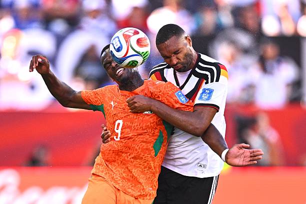 Jonathan Tah (7.1): Anh đã nỗ lực hỗ trợ Kimmich đối phó với sức mạnh của Diomande và thể hiện khả năng điều phối bóng rất tự tin từ tuyến dưới.

Nico Schlotterbeck (5.9): Dù bị bong gân mắt cá chân, anh vẫn cố gắng thi đấu hết hiệp một. Tuy nhiên, chấn thương rõ ràng đã ảnh hưởng đến khả năng di chuyển và chuyền bóng, dẫn đến việc cầu thủ này phải nhường chỗ cho Rudiger sau giờ nghỉ.

Nathaniel Brown (7.1): Có một pha cản phá xuất sắc trước đó để ngăn Diallo ghi bàn. Dù để Kessie ghi bàn khai thông thế bế tắc, nhưng nhìn chung đây là một màn trình diễn đầy cố gắng của hậu vệ này trước áp lực từ các ngôi sao đối phương.

Felix Nmecha (7.9): Cầu thủ xuất sắc nhất bên phía đội tuyển Đức. Nmecha thể hiện sự quyết tâm và nguồn năng lượng dồi dào trong việc giành lại bóng. Anh chính là người tung đường chuyền quyết định cho Undav ghi bàn thắng quý như vàng.

Florian Wirtz (7.1): Tiền vệ tấn công năng nổ nhất của Đức trong hiệp một với những pha xử lý bóng khéo léo. Dù vậy, hiệu quả cuối cùng trong các pha dứt điểm của Wirtz vẫn cần được cải thiện.

Jamal Musiala (6.5): Đức cần nhiều hơn từ cầu thủ dẫn dắt lối chơi mang áo số 10. Musiala gặp nhiều khó khăn trong việc tìm kiếm không gian và tạo ra tầm ảnh hưởng trước khi bị thay ra.



Leroy Sane (6.3/10): Một trận đấu mờ nhạt của cầu thủ chạy cánh này. Sane gần như không tạo ra được pha bóng đột biến nào đáng kể trong suốt 60 phút có mặt trên sân.

Aleksandar Pavlovic (6.3): Tưởng chừng đã có bàn mở tỷ số nhưng cú đánh đầu của anh bị từ chối do lỗi phạm lỗi với thủ môn Fofana. Pavlovic thi đấu ở mức tròn vai trước khi được thay thế bởi Nadiem Amiri.

Kai Havertz (6.6/10): Có một cú đánh đầu hiểm hóc bị thủ môn Fofana cản phá và một bàn thắng không được công nhận. Havertz thi đấu nỗ lực nhưng đang cảm nhận rõ áp lực cạnh tranh vị trí từ Deniz Undav.

Deniz Undav (8.2): Tiếp tục sắm vai "thần tài" khi ghi bàn chỉ sau 8 phút vào sân. Một cú dứt điểm điềm tĩnh, thể hiện bản năng sát thủ đáng kinh ngạc của tiền đạo này giúp tuyển Đức giành chiến thắng chung cuộc 2-1.

Chấm điểm tuyển Đức. Ảnh: BongDa.com.vn.