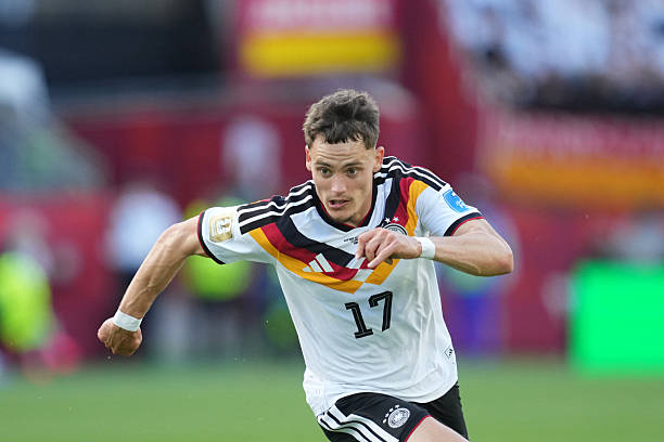 Florian Wirtz (7.1): Tiền vệ tấn công năng nổ nhất của Đức trong hiệp một với những pha xử lý bóng khéo léo. Dù vậy, hiệu quả cuối cùng trong các pha dứt điểm của Wirtz vẫn cần được cải thiện.

Jamal Musiala (6.5): Đức cần nhiều hơn từ cầu thủ dẫn dắt lối chơi mang áo số 10. Musiala gặp nhiều khó khăn trong việc tìm kiếm không gian và tạo ra tầm ảnh hưởng trước khi bị thay ra.



Leroy Sane (6.3/10): Một trận đấu mờ nhạt của cầu thủ chạy cánh này. Sane gần như không tạo ra được pha bóng đột biến nào đáng kể trong suốt 60 phút có mặt trên sân.

Aleksandar Pavlovic (6.3): Tưởng chừng đã có bàn mở tỷ số nhưng cú đánh đầu của anh bị từ chối do lỗi phạm lỗi với thủ môn Fofana. Pavlovic thi đấu ở mức tròn vai trước khi được thay thế bởi Nadiem Amiri.

Kai Havertz (6.6/10): Có một cú đánh đầu hiểm hóc bị thủ môn Fofana cản phá và một bàn thắng không được công nhận. Havertz thi đấu nỗ lực nhưng đang cảm nhận rõ áp lực cạnh tranh vị trí từ Deniz Undav.

Deniz Undav (8.2): Tiếp tục sắm vai "thần tài" khi ghi bàn chỉ sau 8 phút vào sân. Một cú dứt điểm điềm tĩnh, thể hiện bản năng sát thủ đáng kinh ngạc của tiền đạo này giúp tuyển Đức giành chiến thắng chung cuộc 2-1.

Chấm điểm tuyển Đức. Ảnh: BongDa.com.vn.