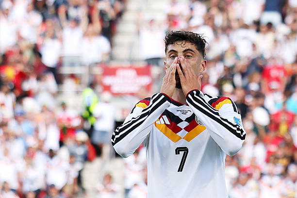 Kai Havertz (6.6/10): Có một cú đánh đầu hiểm hóc bị thủ môn Fofana cản phá và một bàn thắng không được công nhận. Havertz thi đấu nỗ lực nhưng đang cảm nhận rõ áp lực cạnh tranh vị trí từ Deniz Undav.

Deniz Undav (8.2): Tiếp tục sắm vai "thần tài" khi ghi bàn chỉ sau 8 phút vào sân. Một cú dứt điểm điềm tĩnh, thể hiện bản năng sát thủ đáng kinh ngạc của tiền đạo này giúp tuyển Đức giành chiến thắng chung cuộc 2-1.

Chấm điểm tuyển Đức. Ảnh: BongDa.com.vn.
