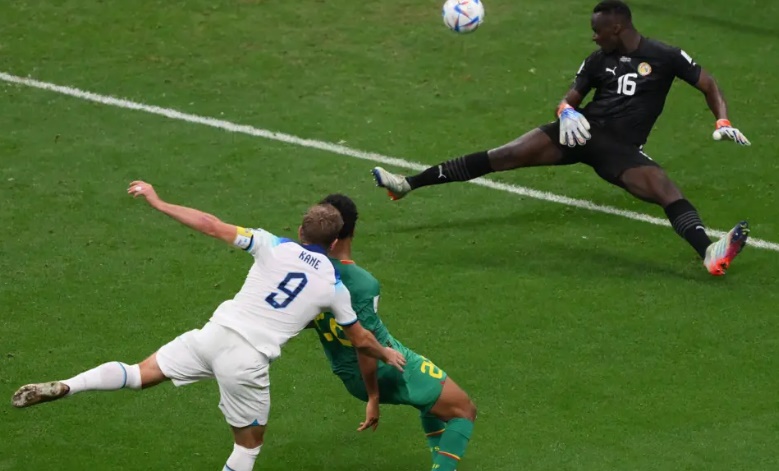 Trước khi ghi bàn vào lưới Senegal tại World Cup 2022, Kane chỉ có tổng cộng 5 cú sút sau 4 trận (dù đóng góp 3 kiến tạo ở vòng bảng). Trong khi đó, tại giải đấu lần này, anh đã tung ra tới 7 cú sút chỉ trong một trận đấu.