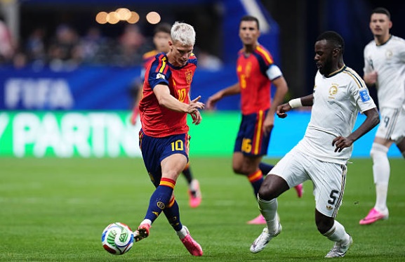 Dani Olmo (7.3 điểm): Thi đấu trong vai trò số 10, Olmo liên tục khuấy đảo hàng thủ đối phương bằng những pha di chuyển thông minh và các đường chuyền tinh tế quanh khu vực cấm địa. Điểm nhấn lớn nhất của anh là pha đánh đầu kiến tạo kỹ thuật giúp Oyarzabal ghi bàn thắng thứ ba cho Tây Ban Nha.

Alex Baena (7.2 điểm): Một màn trình diễn ổn định bên cánh trái của tiền vệ này. Baena cho thấy khả năng xử lý bóng khéo léo trong các tình huống một đối một và thực hiện nhiều quả tạt có điểm rơi tốt. Anh thi đấu đầy nỗ lực trong khoảng 60 phút có mặt trên sân trước khi được rút ra nghỉ để bảo toàn thể lực.


Mikel Oyarzabal (8.3 điểm): Cầu thủ xuất sắc nhất trận đấu. Oyarzabal đã đập tan mọi chỉ trích bằng màn trình diễn chói sáng: kiến tạo bàn mở tỷ số trước khi tự mình ghi hai bàn thắng cận thành đầy nhạy bén. Nếu may mắn hơn với cú sút dội xà ngang, anh đã có thể rời sân với một cú hat-trick ngay trong hiệp một.

Lamine Yamal (7.2 điểm): Sự trở lại của thần đồng 18 tuổi mang đến luồng sinh khí mới cho hành lang cánh phải. Yamal luôn là mối đe dọa thường trực mỗi khi có bóng trong chân nhờ khả năng rê dắt lắt léo. Anh là người khai thông thế bế tắc với pha băng vào dứt điểm nhạy bén ở cột hai sau đường chuyền của Oyarzabal.