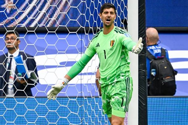 Thủ môn Thibaut Courtois (7.5 điểm): Không phải hoạt động quá vất vả như người đồng nghiệp bên kia chiến tuyến, nhưng thủ thành này vẫn thể hiện được đẳng cấp. Anh luôn giữ sự tập trung, ra vào hợp lý và cứu nguy xuất sắc.