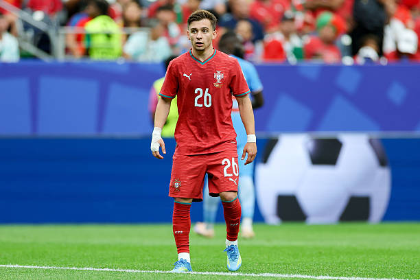 Conceicao lên tiếng về tin đồn các cầu thủ Bồ Đào Nha phải chuyền cho Ronaldo.