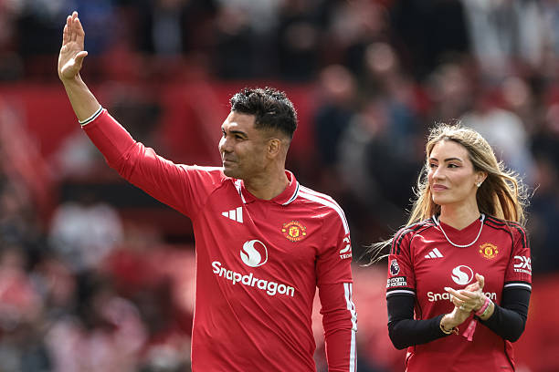 Ảnh bài viết Vợ chồng Casemiro bật khóc trong ngày rời Man Utd