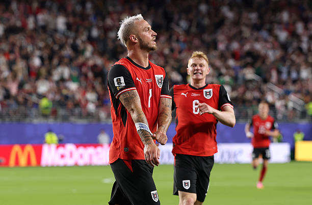 Bên cạnh Kalajdzic, Áo còn có một "hộ pháp" khác trên hàng công là Arnautovic.