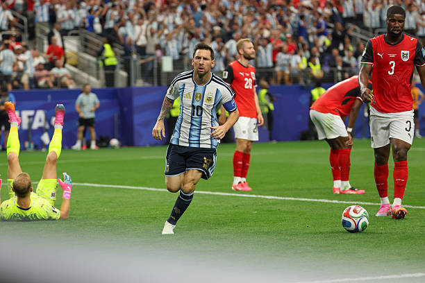 Lionek Messi ghi bàn giúp Argentina mở tỷ số ở trận đấu với Áo.