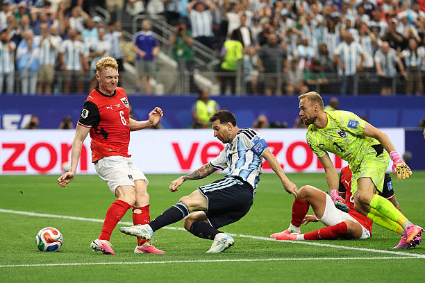 Lionel Messi giúp tuyển Argentina đánh bại Áo với tỷ số 2-0.