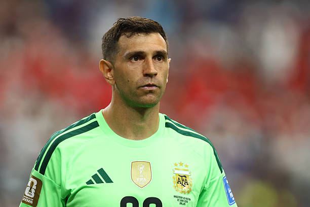 Emiliano Martinez (7.6): Thủ môn này đã có một pha cứu thua khá tốt từ cú sút phạt hiểm hóc của Marcel Sabitzer ngay đầu hiệp hai, tuy nhiên, nhìn chung anh không gặp nhiều khó khăn.

Nahuel Molina (7.5): Vẫn như thường lệ, anh duy trì khả năng dâng cao hỗ trợ tấn công hiệu quả bên hành lang cánh phải. Tuy nhiên, điều mà Lionel Scaloni hài lòng nhất chính là sự kỷ luật và chắc chắn trong khâu phòng ngự của cậu học trò.

Cristian Romero (7.4): Một trận đấu ổn định của trung vệ đang khoác áo Tottenham Hotspur. Anh là "hòn đá tảng" vững chãi cho đến khi buộc phải rời sân ở những phút cuối do một chấn thương sau pha va chạm mạnh.

Lisandro Martinez (7.8): Hậu vệ của Manchester United có một màn trình diễn gần như không tì vết. Anh dễ dàng hóa giải các mối đe dọa từ Michael Gregoritsch cũng như các mũi nhọn tấn công khác bên phía đội bạn.

Facundo Medina (7.3): Một trận đấu ấn tượng của hậu vệ cánh trái này. Anh không chỉ phòng ngự quyết liệt mà còn trực tiếp đóng góp một đường kiến tạo cho bàn thắng mở tỷ số của Lionel Messi. 

Enzo Fernandez (7.3): Trong vai trò một tiền vệ tấn công tự do, ngôi sao của Chelsea đã thể hiện nhãn quan sắc bén khi tung ra đường chuyền dẫn đến quả phạt đền. Dù bỏ lỡ một vài cơ hội dứt điểm ở cuối trận, tuy nhiên, tinh thần chiến đấu của anh vẫn là điểm cộng lớn.

Alexis Mac Allister (7.1): Đảm nhận vai trò mỏ neo nơi tuyến giữa, Mac Allister đã làm tốt việc bọc lót cho hàng thủ và điều tiết nhịp độ trận đấu. Dù vậy, anh vẫn cần tiết chế hơn trong một vài tình huống tắc bóng hơi quá mức cần thiết.

Rodrigo De Paul (6.9): "Vệ sĩ" của Lionel Messi tiếp tục hoàn thành tốt nhiệm vụ càn quét và bảo vệ hành lang cánh phải. Lối chơi nhiệt huyết của anh giúp Argentina duy trì được sự cân bằng trong đội hình.

Thiago Almada (7.2): Tình huống xử lý thông minh bỏ bóng cho Lionel Messi ghi bàn đã cho thấy tài năng thiên bẩm của cầu thủ đang chơi cho Atletico Madrid. Điểm đáng quý nhất ở anh chính là thái độ thi đấu lăn xả, luôn nỗ lực hết mình vì tập thể.

Lionel Messi (8.3): Dù đã cận kề tuổi 39, Lionel Messi vẫn chứng minh mình là linh hồn của đội bóng. Bỏ qua phong cách chạy đà đá phạt đền có phần "lạ lẫm", anh vẫn lạnh lùng dứt điểm thành công và hoàn tất cú đúp ở những giây cuối cùng của trận đấu. 

Lautaro Martinez (7): Duy trì lối đá xông xáo và giàu năng lượng, tiền đạo của Inter Milan đã đem về một quả phạt đền sau pha đột phá dũng mãnh. Tuy nhiên, việc thiếu đi những cơ hội dứt điểm rõ rệt vẫn là một dấu hỏi mà Lionel Scaloni cần lưu tâm.

Chấm điểm các cầu thủ Argentina. Ảnh: Bongda.com.vn.