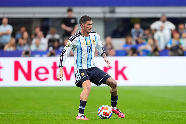 Rodrigo De Paul (6.9): "Vệ sĩ" của Lionel Messi tiếp tục hoàn thành tốt nhiệm vụ càn quét và bảo vệ hành lang cánh phải. Lối chơi nhiệt huyết của anh giúp Argentina duy trì được sự cân bằng trong đội hình.

Thiago Almada (7.2): Tình huống xử lý thông minh bỏ bóng cho Lionel Messi ghi bàn đã cho thấy tài năng thiên bẩm của cầu thủ đang chơi cho Atletico Madrid. Điểm đáng quý nhất ở anh chính là thái độ thi đấu lăn xả, luôn nỗ lực hết mình vì tập thể.

Lionel Messi (8.3): Dù đã cận kề tuổi 39, Lionel Messi vẫn chứng minh mình là linh hồn của đội bóng. Bỏ qua phong cách chạy đà đá phạt đền có phần "lạ lẫm", anh vẫn lạnh lùng dứt điểm thành công và hoàn tất cú đúp ở những giây cuối cùng của trận đấu. 

Lautaro Martinez (7): Duy trì lối đá xông xáo và giàu năng lượng, tiền đạo của Inter Milan đã đem về một quả phạt đền sau pha đột phá dũng mãnh. Tuy nhiên, việc thiếu đi những cơ hội dứt điểm rõ rệt vẫn là một dấu hỏi mà Lionel Scaloni cần lưu tâm.

Chấm điểm các cầu thủ Argentina. Ảnh: Bongda.com.vn.