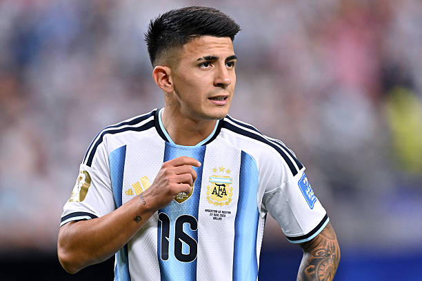 Thiago Almada (7.2): Tình huống xử lý thông minh bỏ bóng cho Lionel Messi ghi bàn đã cho thấy tài năng thiên bẩm của cầu thủ đang chơi cho Atletico Madrid. Điểm đáng quý nhất ở anh chính là thái độ thi đấu lăn xả, luôn nỗ lực hết mình vì tập thể.

Lionel Messi (8.3): Dù đã cận kề tuổi 39, Lionel Messi vẫn chứng minh mình là linh hồn của đội bóng. Bỏ qua phong cách chạy đà đá phạt đền có phần "lạ lẫm", anh vẫn lạnh lùng dứt điểm thành công và hoàn tất cú đúp ở những giây cuối cùng của trận đấu. 

Lautaro Martinez (7): Duy trì lối đá xông xáo và giàu năng lượng, tiền đạo của Inter Milan đã đem về một quả phạt đền sau pha đột phá dũng mãnh. Tuy nhiên, việc thiếu đi những cơ hội dứt điểm rõ rệt vẫn là một dấu hỏi mà Lionel Scaloni cần lưu tâm.

Chấm điểm các cầu thủ Argentina. Ảnh: Bongda.com.vn.