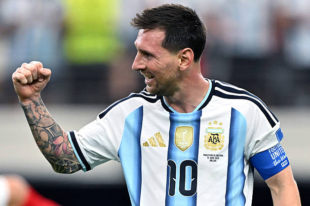 Lionel Messi (8.3): Dù đã cận kề tuổi 39, Lionel Messi vẫn chứng minh mình là linh hồn của đội bóng. Bỏ qua phong cách chạy đà đá phạt đền có phần "lạ lẫm", anh vẫn lạnh lùng dứt điểm thành công và hoàn tất cú đúp ở những giây cuối cùng của trận đấu. 

Lautaro Martinez (7): Duy trì lối đá xông xáo và giàu năng lượng, tiền đạo của Inter Milan đã đem về một quả phạt đền sau pha đột phá dũng mãnh. Tuy nhiên, việc thiếu đi những cơ hội dứt điểm rõ rệt vẫn là một dấu hỏi mà Lionel Scaloni cần lưu tâm.

Chấm điểm các cầu thủ Argentina. Ảnh: Bongda.com.vn.