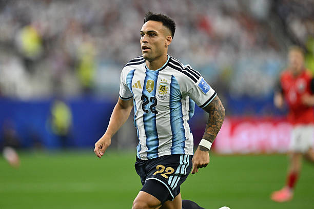 Lautaro Martinez (7): Duy trì lối đá xông xáo và giàu năng lượng, tiền đạo của Inter Milan đã đem về một quả phạt đền sau pha đột phá dũng mãnh. Tuy nhiên, việc thiếu đi những cơ hội dứt điểm rõ rệt vẫn là một dấu hỏi mà Lionel Scaloni cần lưu tâm.

Chấm điểm các cầu thủ Argentina. Ảnh: Bongda.com.vn.