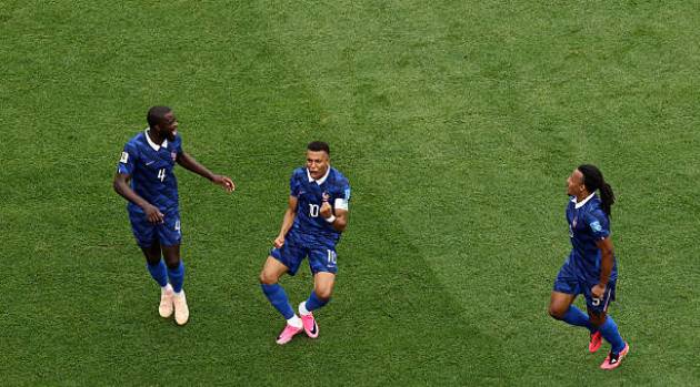 Niềm vui của Mbappe sau bàn mở tỷ số.