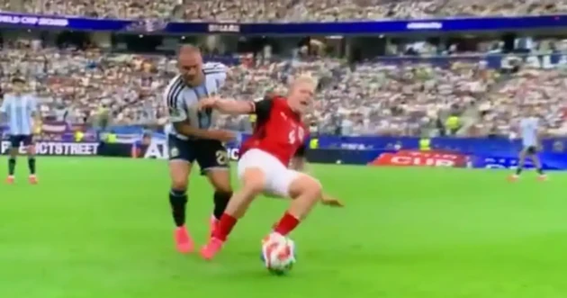 Schmeichel cho rằng Mac Allister đã phạm lỗi với cầu thủ Áo trước khi Messi mở tỷ số.