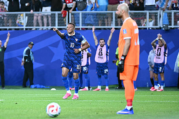 Quá khó để ngăn cản Mbappe.