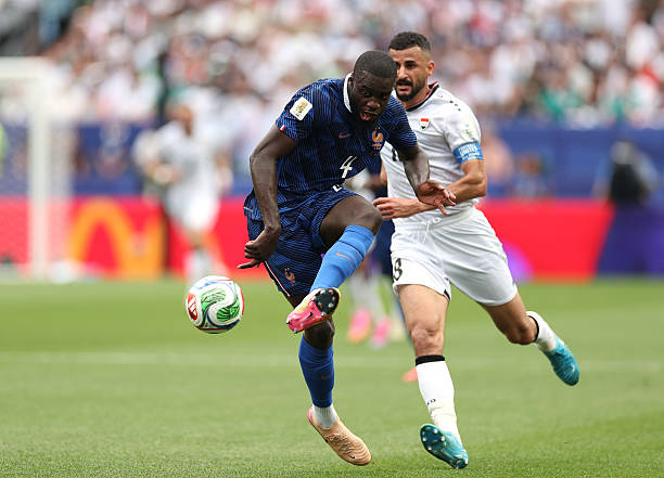 Dayot Upamecano (7.6/10): Một buổi tối thực sự nhàn nhã đối với trung vệ của Bayern Munich khi anh thi đấu rất thong dong.

William Saliba (7.6/10): Gần như không phải đổ mồ hôi cho đến khi hoàn toàn để xổng Ali Al-Hamadi trong vòng cấm, và may mắn cho anh khi tiền đạo mang áo số 9 của Iraq dứt điểm không đủ tốt để ghi bàn.

Lucas Digne (7.4/10): Luôn tích cực hỗ trợ Barcola bên hành lang cánh trái bất cứ khi nào có thể, đồng thời có tình huống can thiệp kịp thời để gây áp lực lên Al-Hamadi khi tiền đạo đối phương vượt qua Saliba.

Manu Kone (7.3/10): Thay thế Aurelien Tchouameni ở tuyến giữa và thể hiện sức mạnh cùng khả năng phán đoán ấn tượng để liên tục bẻ gãy các đợt tấn công của Iraq.

Adrien Rabiot (6.9/10): Cầu thủ của AC Milan có tỷ lệ chuyền bóng gần như hoàn hảo, đồng thời suýt chút nữa đã ghi bàn bằng một cú đánh đầu ở khoảng thời gian sau một giờ thi đấu.

Michael Olise (8.2/10): Dù có chút may mắn khi được tính một đường kiến tạo sau đường chuyền một chạm đơn giản cho Mbappe ở góc vòng cấm Iraq, pha chọc khe tinh tế sau đó của anh cho Dembele ghi bàn lại vô cùng đẳng cấp. Tân binh này cũng xứng đáng có được bàn thắng cho riêng mình khi cú bấm bóng kỹ thuật đưa bóng đi trúng xà ngang.

Ousmane Dembele (8.2/10): Thể hiện khả năng phán đoán tốt để cướp đường chuyền hỏng của đối phương trong vòng cấm, kiến tạo cho Mbappe đệm bóng dễ dàng trước khi tự mình ghi bàn thắng đầu tiên tại một giải đấu lớn bằng pha dứt điểm đầy tự tin.

Bradley Barcola (7/10): Thể hiện tốc độ và kỹ năng xử lý bóng mượt mà, nhưng tiền đạo cánh của Paris Saint-Germain lại thiếu đi tính hiệu quả ở những đường chuyền quyết định.

Kylian Mbappe (8.6/10): Khai thông thế bế tắc bằng một cú sút sấm sét từ khoảng cách lớn trước khi dễ dàng hoàn tất cú đúp nhờ sự chơi bóng không ích kỷ của Dembele.

Chấm điểm đội hình 2 đội. Ảnh: BongDa.com.vn.