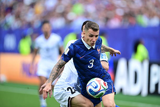 Lucas Digne (7.4/10): Luôn tích cực hỗ trợ Barcola bên hành lang cánh trái bất cứ khi nào có thể, đồng thời có tình huống can thiệp kịp thời để gây áp lực lên Al-Hamadi khi tiền đạo đối phương vượt qua Saliba.

Manu Kone (7.3/10): Thay thế Aurelien Tchouameni ở tuyến giữa và thể hiện sức mạnh cùng khả năng phán đoán ấn tượng để liên tục bẻ gãy các đợt tấn công của Iraq.

Adrien Rabiot (6.9/10): Cầu thủ của AC Milan có tỷ lệ chuyền bóng gần như hoàn hảo, đồng thời suýt chút nữa đã ghi bàn bằng một cú đánh đầu ở khoảng thời gian sau một giờ thi đấu.

Michael Olise (8.2/10): Dù có chút may mắn khi được tính một đường kiến tạo sau đường chuyền một chạm đơn giản cho Mbappe ở góc vòng cấm Iraq, pha chọc khe tinh tế sau đó của anh cho Dembele ghi bàn lại vô cùng đẳng cấp. Tân binh này cũng xứng đáng có được bàn thắng cho riêng mình khi cú bấm bóng kỹ thuật đưa bóng đi trúng xà ngang.

Ousmane Dembele (8.2/10): Thể hiện khả năng phán đoán tốt để cướp đường chuyền hỏng của đối phương trong vòng cấm, kiến tạo cho Mbappe đệm bóng dễ dàng trước khi tự mình ghi bàn thắng đầu tiên tại một giải đấu lớn bằng pha dứt điểm đầy tự tin.

Bradley Barcola (7/10): Thể hiện tốc độ và kỹ năng xử lý bóng mượt mà, nhưng tiền đạo cánh của Paris Saint-Germain lại thiếu đi tính hiệu quả ở những đường chuyền quyết định.

Kylian Mbappe (8.6/10): Khai thông thế bế tắc bằng một cú sút sấm sét từ khoảng cách lớn trước khi dễ dàng hoàn tất cú đúp nhờ sự chơi bóng không ích kỷ của Dembele.

Chấm điểm đội hình 2 đội. Ảnh: BongDa.com.vn.