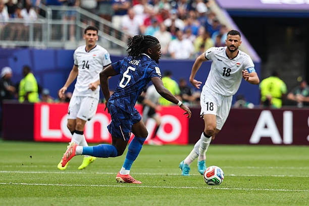 Manu Kone (7.3/10): Thay thế Aurelien Tchouameni ở tuyến giữa và thể hiện sức mạnh cùng khả năng phán đoán ấn tượng để liên tục bẻ gãy các đợt tấn công của Iraq.

Adrien Rabiot (6.9/10): Cầu thủ của AC Milan có tỷ lệ chuyền bóng gần như hoàn hảo, đồng thời suýt chút nữa đã ghi bàn bằng một cú đánh đầu ở khoảng thời gian sau một giờ thi đấu.

Michael Olise (8.2/10): Dù có chút may mắn khi được tính một đường kiến tạo sau đường chuyền một chạm đơn giản cho Mbappe ở góc vòng cấm Iraq, pha chọc khe tinh tế sau đó của anh cho Dembele ghi bàn lại vô cùng đẳng cấp. Tân binh này cũng xứng đáng có được bàn thắng cho riêng mình khi cú bấm bóng kỹ thuật đưa bóng đi trúng xà ngang.

Ousmane Dembele (8.2/10): Thể hiện khả năng phán đoán tốt để cướp đường chuyền hỏng của đối phương trong vòng cấm, kiến tạo cho Mbappe đệm bóng dễ dàng trước khi tự mình ghi bàn thắng đầu tiên tại một giải đấu lớn bằng pha dứt điểm đầy tự tin.

Bradley Barcola (7/10): Thể hiện tốc độ và kỹ năng xử lý bóng mượt mà, nhưng tiền đạo cánh của Paris Saint-Germain lại thiếu đi tính hiệu quả ở những đường chuyền quyết định.

Kylian Mbappe (8.6/10): Khai thông thế bế tắc bằng một cú sút sấm sét từ khoảng cách lớn trước khi dễ dàng hoàn tất cú đúp nhờ sự chơi bóng không ích kỷ của Dembele.

Chấm điểm đội hình 2 đội. Ảnh: BongDa.com.vn.