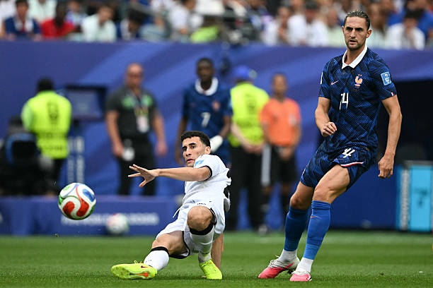Adrien Rabiot (6.9/10): Cầu thủ của AC Milan có tỷ lệ chuyền bóng gần như hoàn hảo, đồng thời suýt chút nữa đã ghi bàn bằng một cú đánh đầu ở khoảng thời gian sau một giờ thi đấu.

Michael Olise (8.2/10): Dù có chút may mắn khi được tính một đường kiến tạo sau đường chuyền một chạm đơn giản cho Mbappe ở góc vòng cấm Iraq, pha chọc khe tinh tế sau đó của anh cho Dembele ghi bàn lại vô cùng đẳng cấp. Tân binh này cũng xứng đáng có được bàn thắng cho riêng mình khi cú bấm bóng kỹ thuật đưa bóng đi trúng xà ngang.

Ousmane Dembele (8.2/10): Thể hiện khả năng phán đoán tốt để cướp đường chuyền hỏng của đối phương trong vòng cấm, kiến tạo cho Mbappe đệm bóng dễ dàng trước khi tự mình ghi bàn thắng đầu tiên tại một giải đấu lớn bằng pha dứt điểm đầy tự tin.

Bradley Barcola (7/10): Thể hiện tốc độ và kỹ năng xử lý bóng mượt mà, nhưng tiền đạo cánh của Paris Saint-Germain lại thiếu đi tính hiệu quả ở những đường chuyền quyết định.

Kylian Mbappe (8.6/10): Khai thông thế bế tắc bằng một cú sút sấm sét từ khoảng cách lớn trước khi dễ dàng hoàn tất cú đúp nhờ sự chơi bóng không ích kỷ của Dembele.

Chấm điểm đội hình 2 đội. Ảnh: BongDa.com.vn.