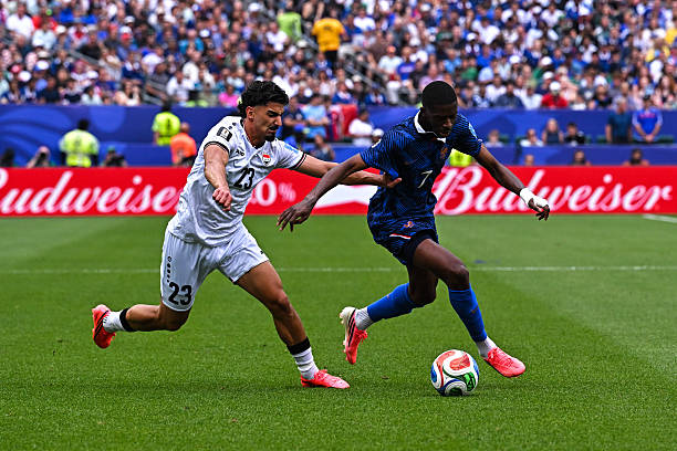 Ousmane Dembele (8.2/10): Thể hiện khả năng phán đoán tốt để cướp đường chuyền hỏng của đối phương trong vòng cấm, kiến tạo cho Mbappe đệm bóng dễ dàng trước khi tự mình ghi bàn thắng đầu tiên tại một giải đấu lớn bằng pha dứt điểm đầy tự tin.

Bradley Barcola (7/10): Thể hiện tốc độ và kỹ năng xử lý bóng mượt mà, nhưng tiền đạo cánh của Paris Saint-Germain lại thiếu đi tính hiệu quả ở những đường chuyền quyết định.

Kylian Mbappe (8.6/10): Khai thông thế bế tắc bằng một cú sút sấm sét từ khoảng cách lớn trước khi dễ dàng hoàn tất cú đúp nhờ sự chơi bóng không ích kỷ của Dembele.

Chấm điểm đội hình 2 đội. Ảnh: BongDa.com.vn.