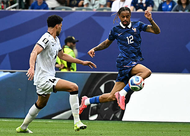 Bradley Barcola (7/10): Thể hiện tốc độ và kỹ năng xử lý bóng mượt mà, nhưng tiền đạo cánh của Paris Saint-Germain lại thiếu đi tính hiệu quả ở những đường chuyền quyết định.

Kylian Mbappe (8.6/10): Khai thông thế bế tắc bằng một cú sút sấm sét từ khoảng cách lớn trước khi dễ dàng hoàn tất cú đúp nhờ sự chơi bóng không ích kỷ của Dembele.

Chấm điểm đội hình 2 đội. Ảnh: BongDa.com.vn.