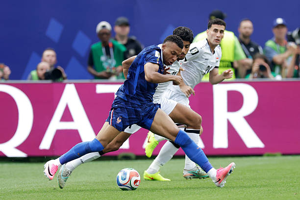 Kylian Mbappe (8.6/10): Khai thông thế bế tắc bằng một cú sút sấm sét từ khoảng cách lớn trước khi dễ dàng hoàn tất cú đúp nhờ sự chơi bóng không ích kỷ của Dembele.

Chấm điểm đội hình 2 đội. Ảnh: BongDa.com.vn.
