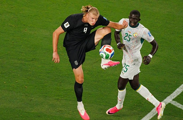 Không chỉ ghi bàn, Haaland làm "cầu nối" khá tốt trong trận gặp Senegal. Anh đã tạo ra một đường chuyền dọn cỗ cho đồng đội ở hiệp một, nhưng Odegaard dứt điểm không thành công.

Mọi thứ có lẽ trọn vẹn hơn cho Haaland nếu anh có thêm bàn thắng để hoàn tất cú hat-trick đầu tiên trong sự nghiệp ở sân chơi World Cup.

Tuy nhiên, Haaland có lẽ cũng sẽ hài lòng khi giúp Na Uy có vé vào vòng 32 đội. Họ sẽ cạnh tranh ngôi nhất bảng với Pháp ở lượt trận cuối cùng.