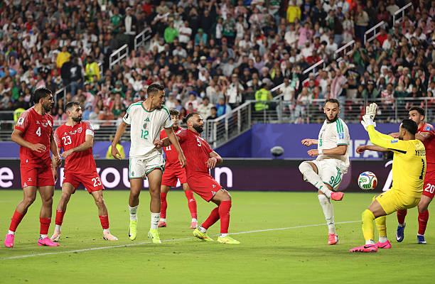 Jordan gục ngã trước "vũ khí phạt góc" của Algeria.