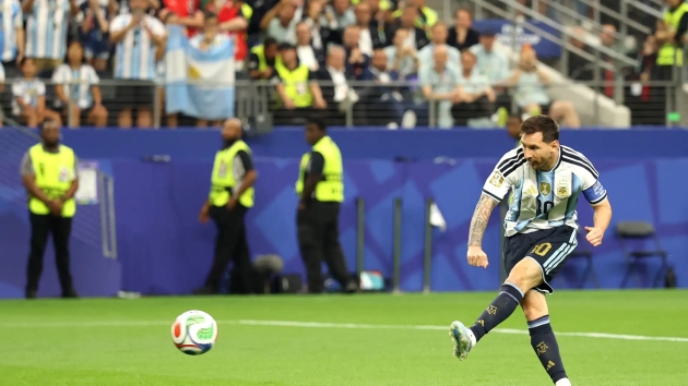 Messi bỏ lỡ cơ hội trên chấm phạt đền.